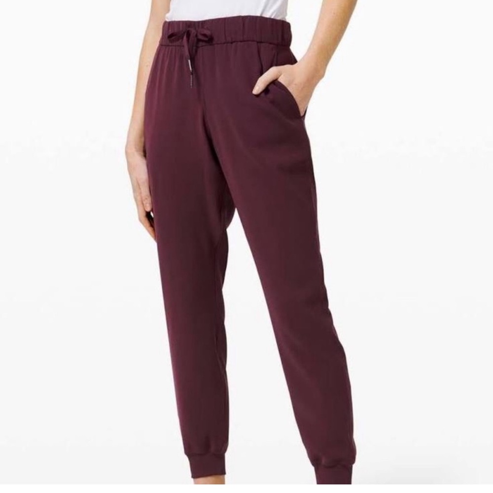 LULULEMON on the fly joggers, worn only a few times amazing condition!